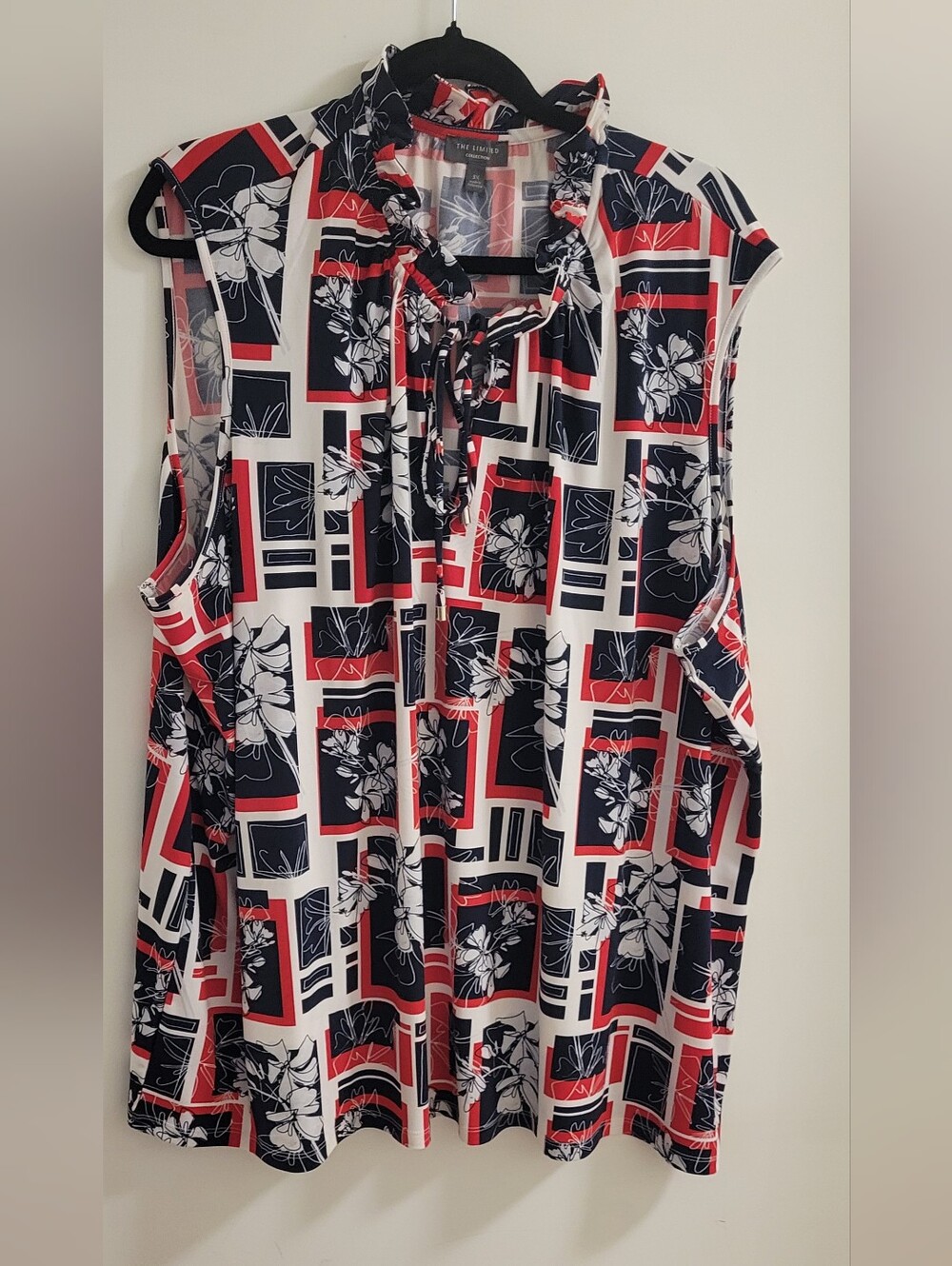The Limited Sleeveless Floral Geometric Tank in Navy, Red & White Size 3XL